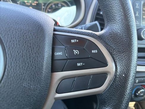 Used 2017 Jeep Cherokee Sport FWD image 14