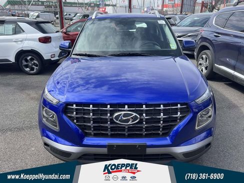 Used 2025 Hyundai Venue SEL image 2