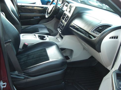 Used 2017 Dodge Grand Caravan SXT image 13