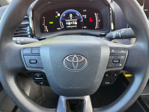 Used 2025 Toyota Camry LE image 27