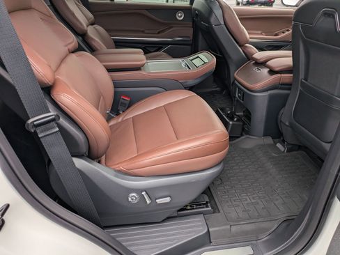 Used 2025 Lincoln Navigator Reserve image 36