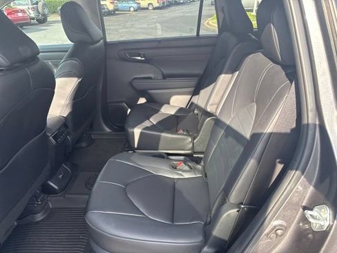 Used 2024 Toyota Highlander XLE FWD image 15