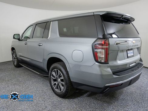 Used 2023 Chevrolet Suburban LT w/ Luxury Package AWD/4WD image 5