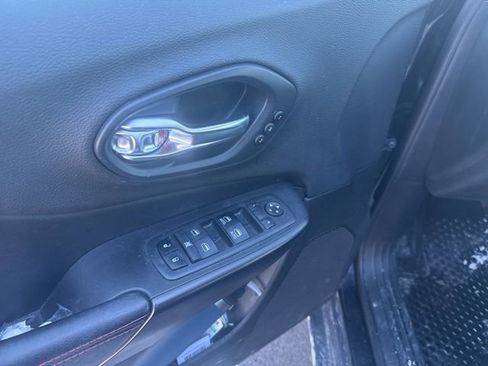 Used 2019 Jeep Cherokee Trailhawk image 5