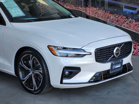 Used 2024 Volvo S60 B5 Core image 3