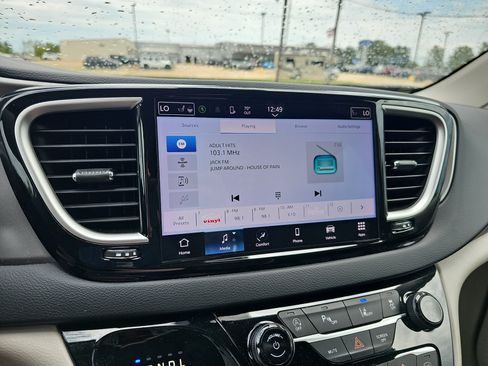 Used 2023 Chrysler Pacifica Touring-L FWD image 30