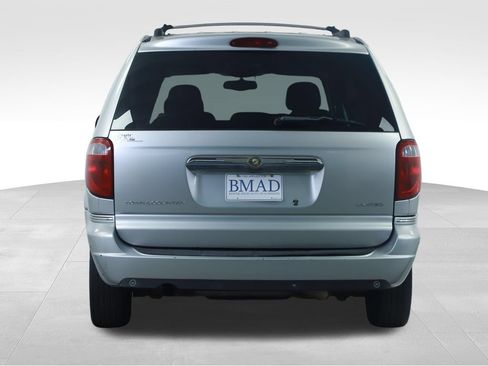 Used 2005 Chrysler Town & Country Limited FWD image 11