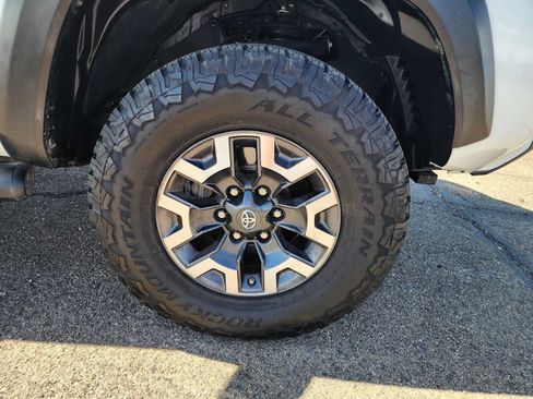 Used 2019 Toyota Tacoma TRD Off-Road AWD/4WD image 12