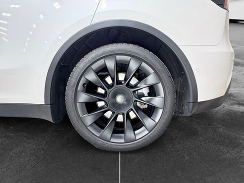 Used 2022 Tesla Model Y Long Range AWD/4WD image 32