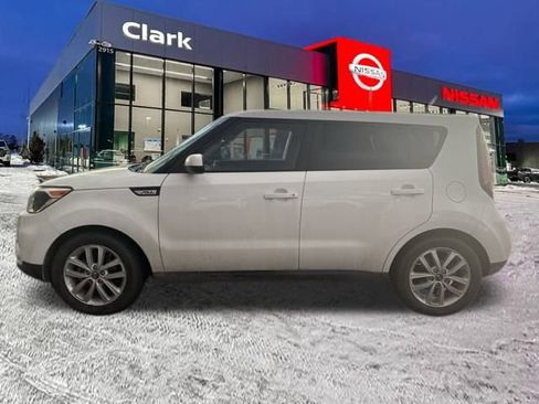 Used 2017 Kia Soul + image 3