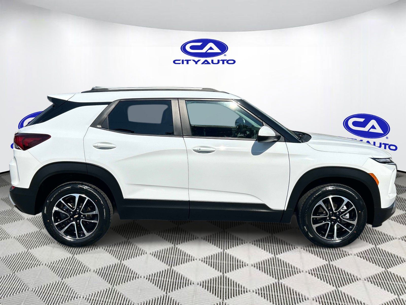 Used 2025 Chevrolet TrailBlazer LT AWD/4WD image 2