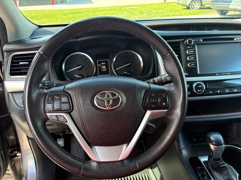 Used 2016 Toyota Highlander XLE AWD/4WD image 12