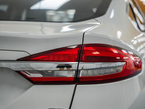 Used 2017 Ford Fusion SE FWD image 7
