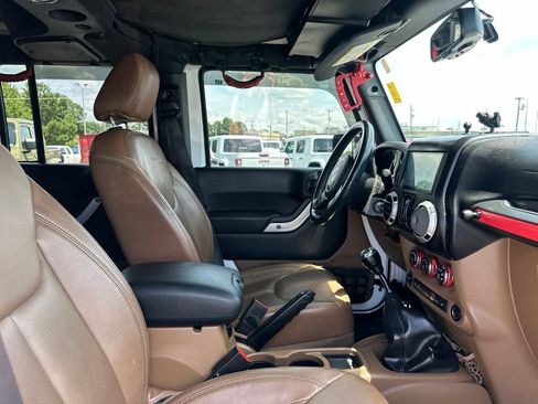Used 2017 Jeep Wrangler Unlimited Sahara w/ Max Tow Package AWD/4WD image 22