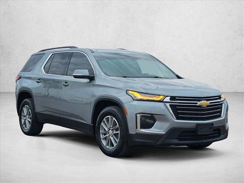 Used 2023 Chevrolet Traverse LT image 3