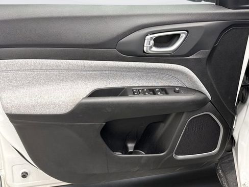 Used 2023 Jeep Compass Sport image 9