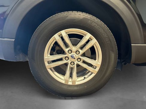 Used 2023 Ford Explorer XLT w/ Equipment Group 202A AWD/4WD image 19