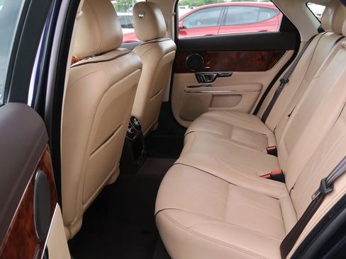 Used 2019 Jaguar XJ R-Sport RWD image 20