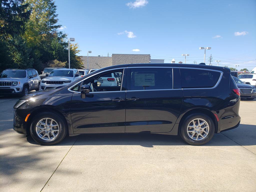 New 2027 Chrysler Pacifica Select FWD image 3