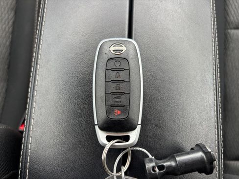 Used 2025 Nissan Rogue SV image 27