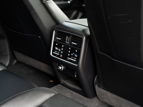 Used 2022 Porsche Cayenne Platinum Edition AWD/4WD image 25