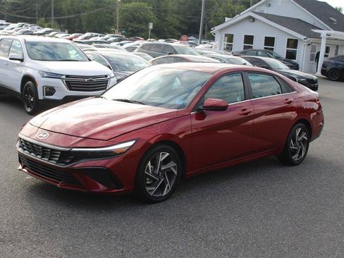 Used 2025 Hyundai Elantra SEL FWD image 4