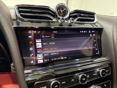 Used 2023 Bentley Bentayga image 24