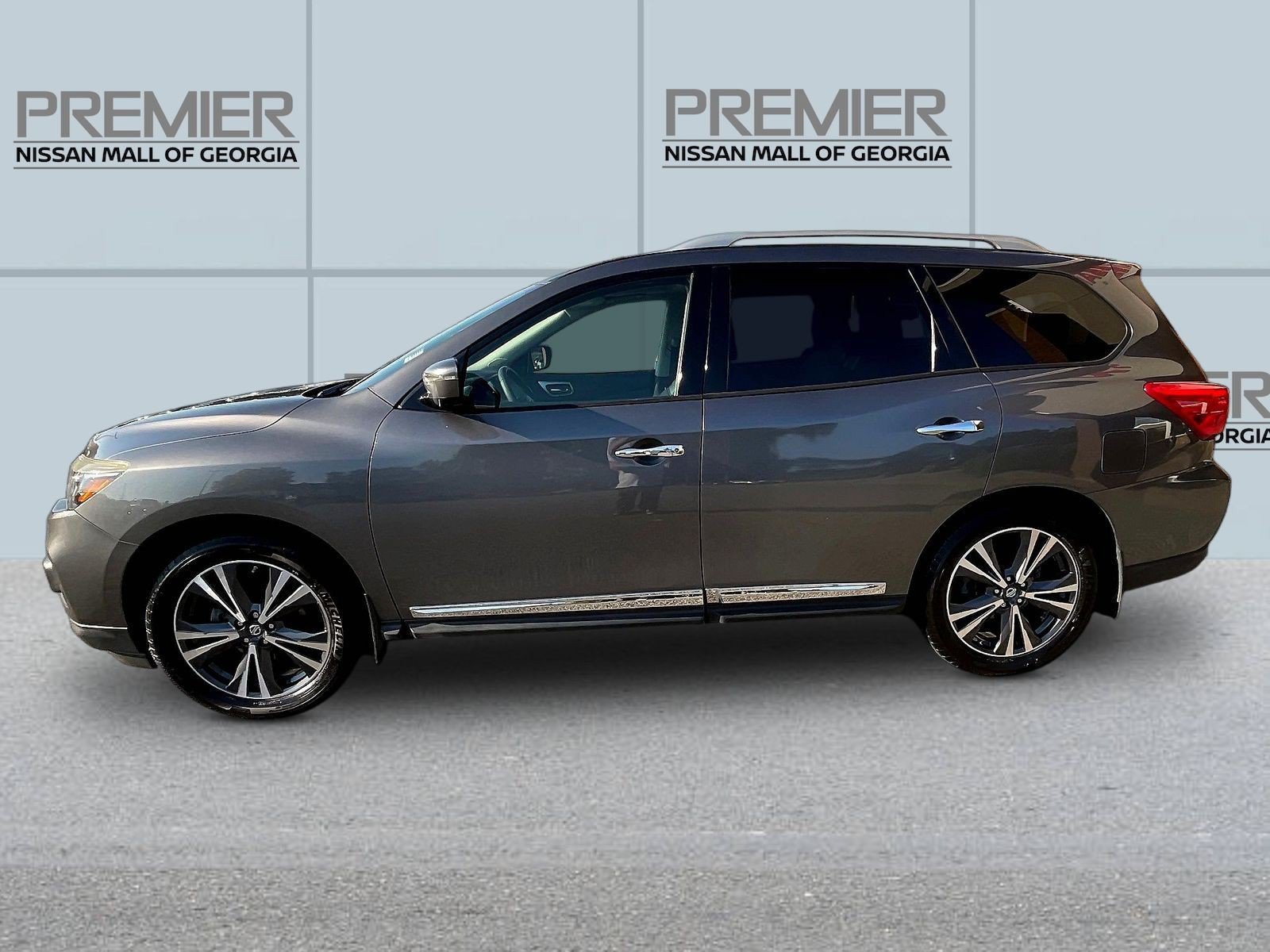 Used 2017 Nissan Pathfinder Platinum w/ Family Entertainment Package FWD image 4