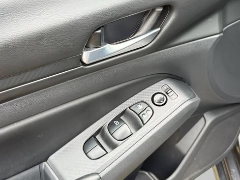 Used 2025 Nissan Altima 2.5 SV FWD image 19