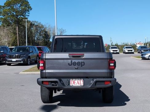 Used 2024 Jeep Gladiator Sport image 4