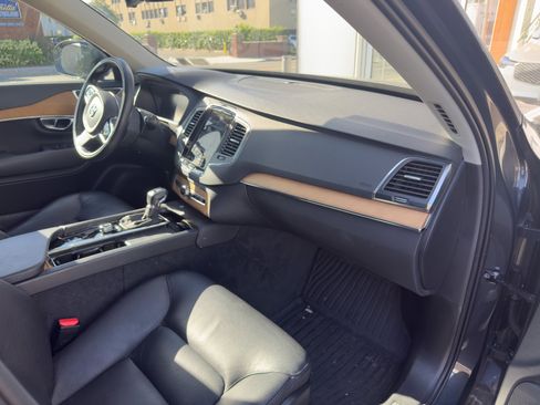 Certified 2022 Volvo XC90 T6 Momentum w/ Climate Package image 23