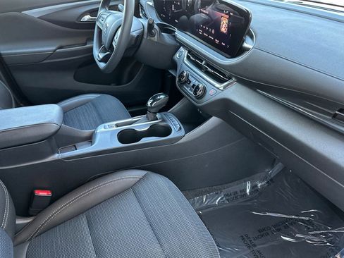 Certified 2025 Buick Envista Sport Touring FWD image 17