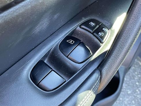 Used 2018 Nissan Rogue SV image 16