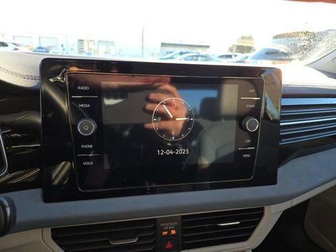 Used 2025 Volkswagen Jetta SE image 13