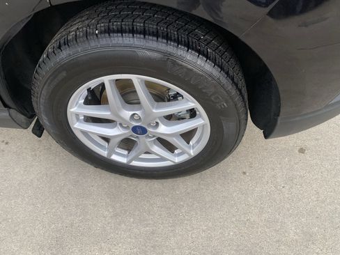 Used 2021 Ford Edge SE image 9