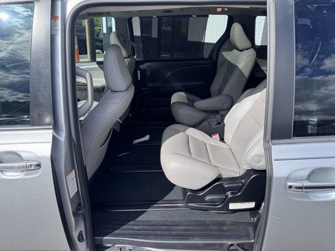 Used 2019 Toyota Sienna Limited AWD/4WD image 11