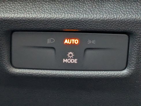 Used 2025 Volkswagen Tiguan SE AWD/4WD image 24