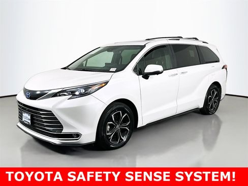 Certified 2025 Toyota Sienna Platinum image 3