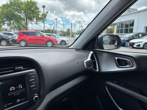 Used 2025 Kia Soul LX w/ LX Technology Package FWD image 33