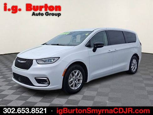 Used 2024 Chrysler Pacifica Touring-L FWD image 3