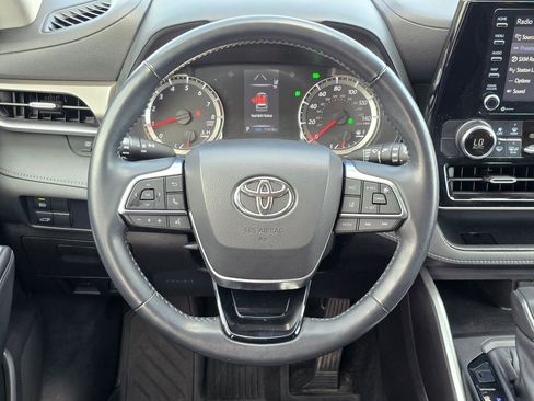Used 2021 Toyota Highlander LE image 6