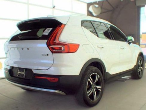 Used 2024 Volvo XC40 B5 Core AWD/4WD image 3
