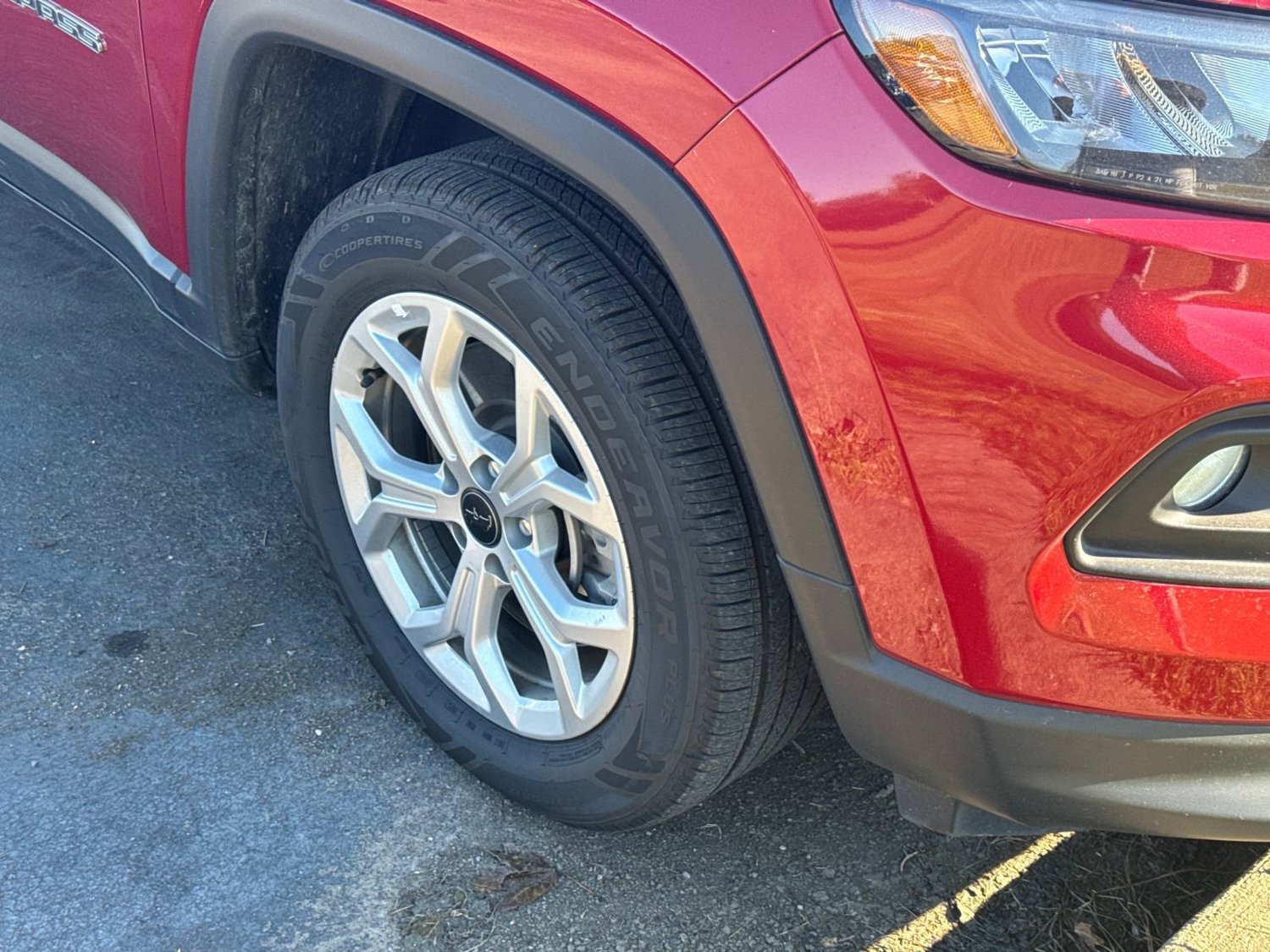 Used 2025 Jeep Compass Latitude AWD/4WD image 5