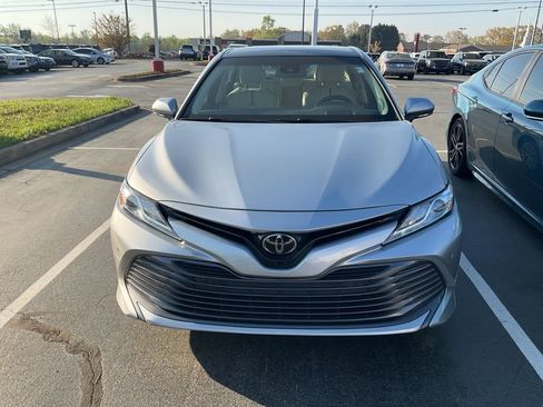 Used 2018 Toyota Camry XLE image 11