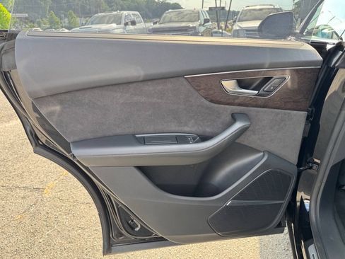 Used 2019 Audi Q8 Prestige w/ Luxury Package AWD/4WD image 11