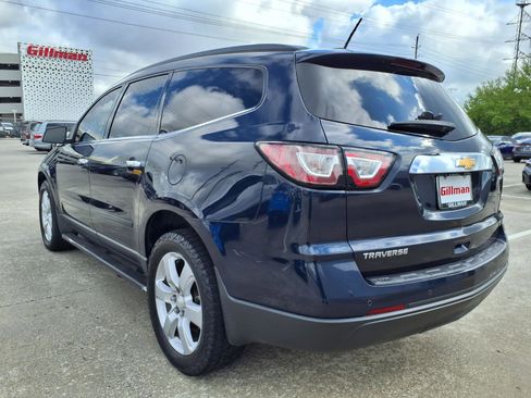 Used 2017 Chevrolet Traverse LT w/ Style and Technology Package image 3