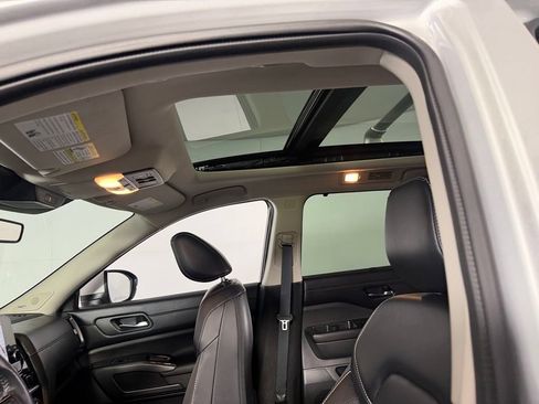 Used 2024 Nissan Pathfinder SL w/ SL Premium Package FWD image 22