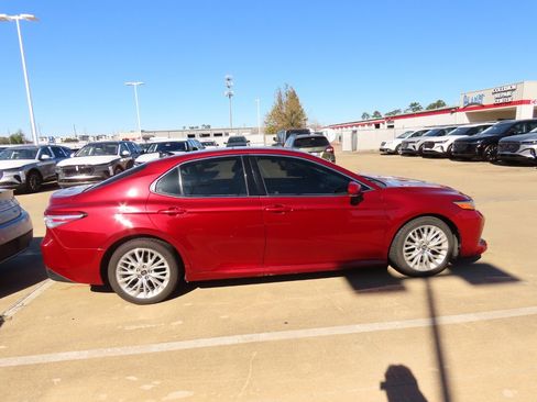 Used 2018 Toyota Camry XLE image 10