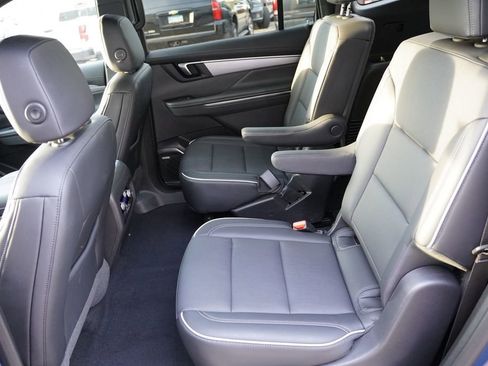 Used 2025 Buick Enclave Preferred AWD/4WD image 17