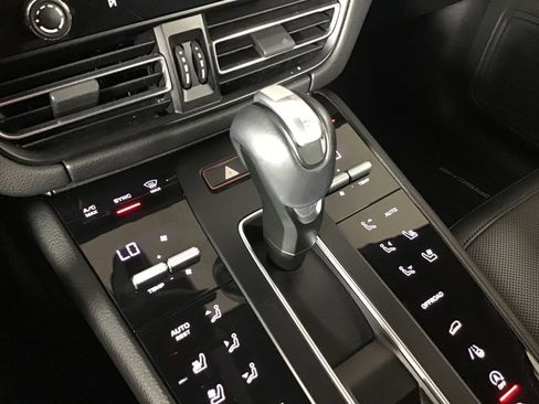 Certified 2023 Porsche Macan Turbo AWD/4WD image 41